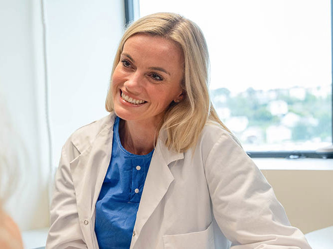Gynekolog Solveig Thorarinsdottir i samtale med pasient.