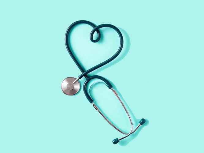 Stetoskop til lege med turkis bakgrunn