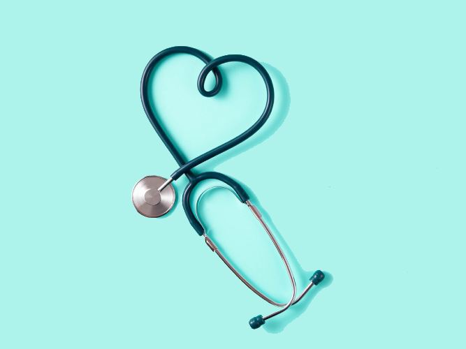 Stetoskop til lege med turkis bakgrunn