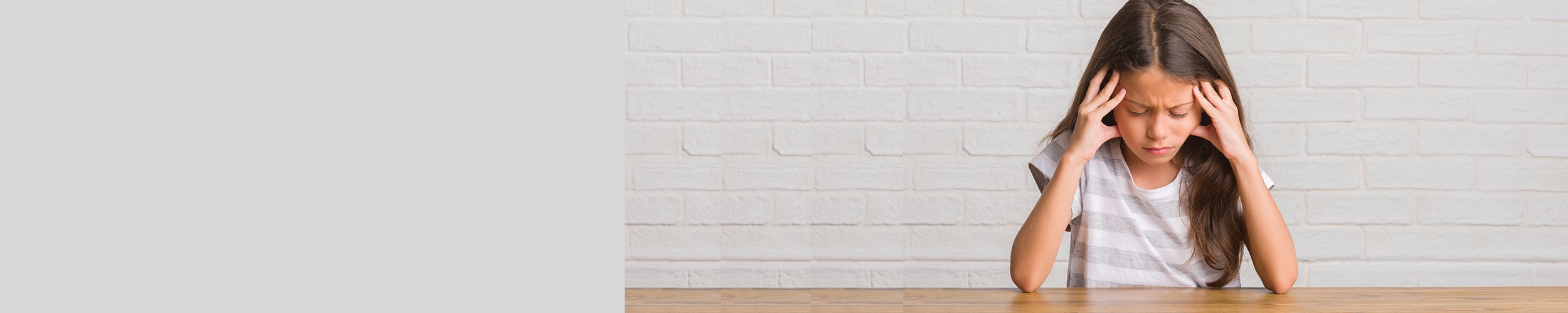 Jente med hodepine