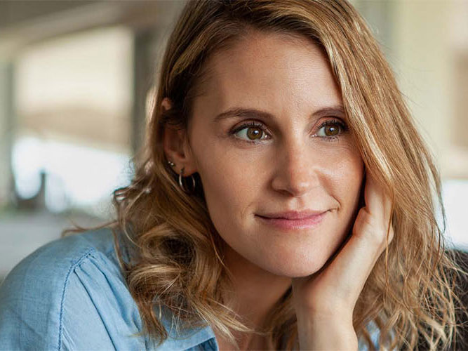 kvinne i 30-årene tenker og ser ut i luften.