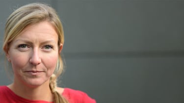 Smilende kvinne i 40-årene