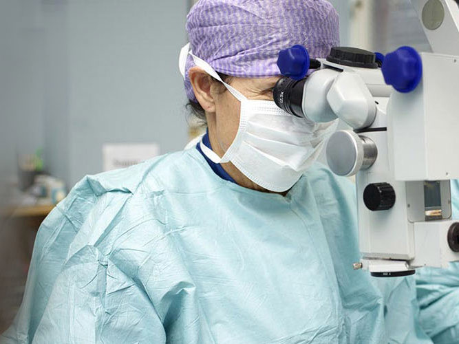 To kirurger som jobber inne på operasjon.