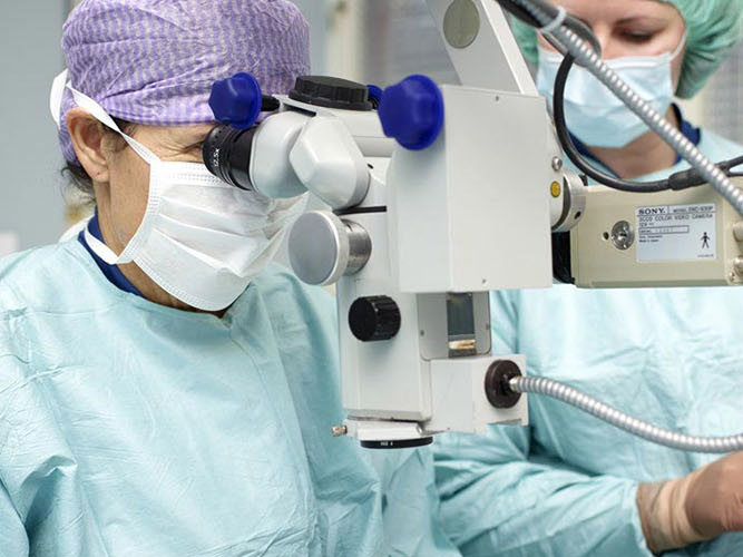 To kirurger som jobber inne på operasjon.