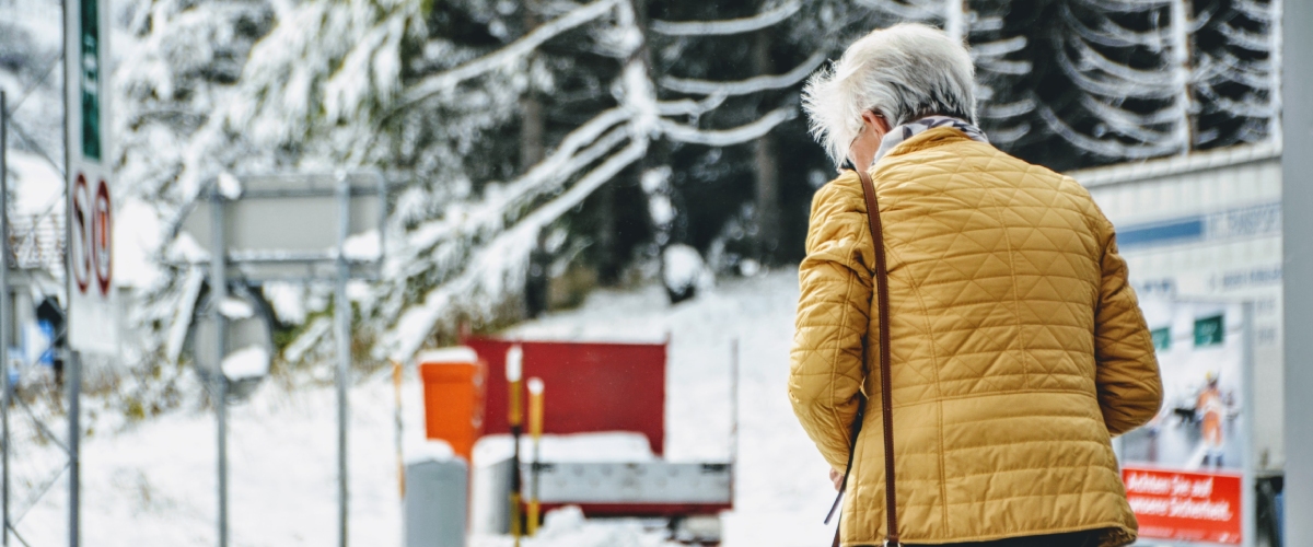 Eldre dame som er ute og går på vinteren