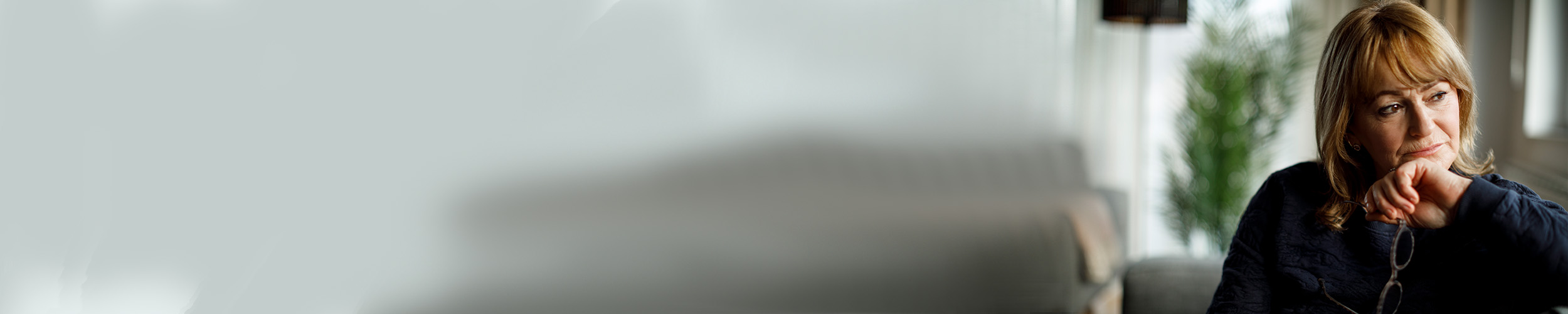 Eldre dame som ser tenkende ut.