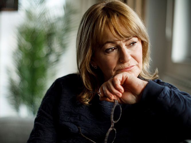 Eldre dame som ser tenkende ut.