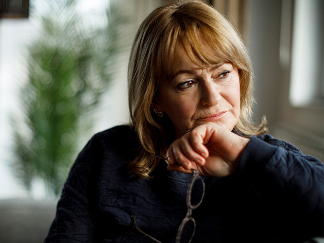 Eldre dame som ser tenkende ut.