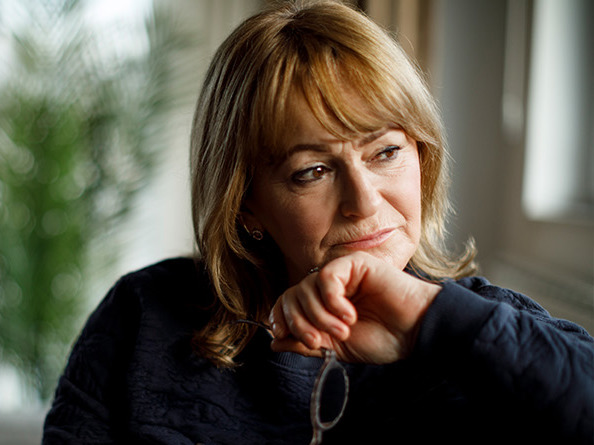 Eldre dame som ser tenkende ut.