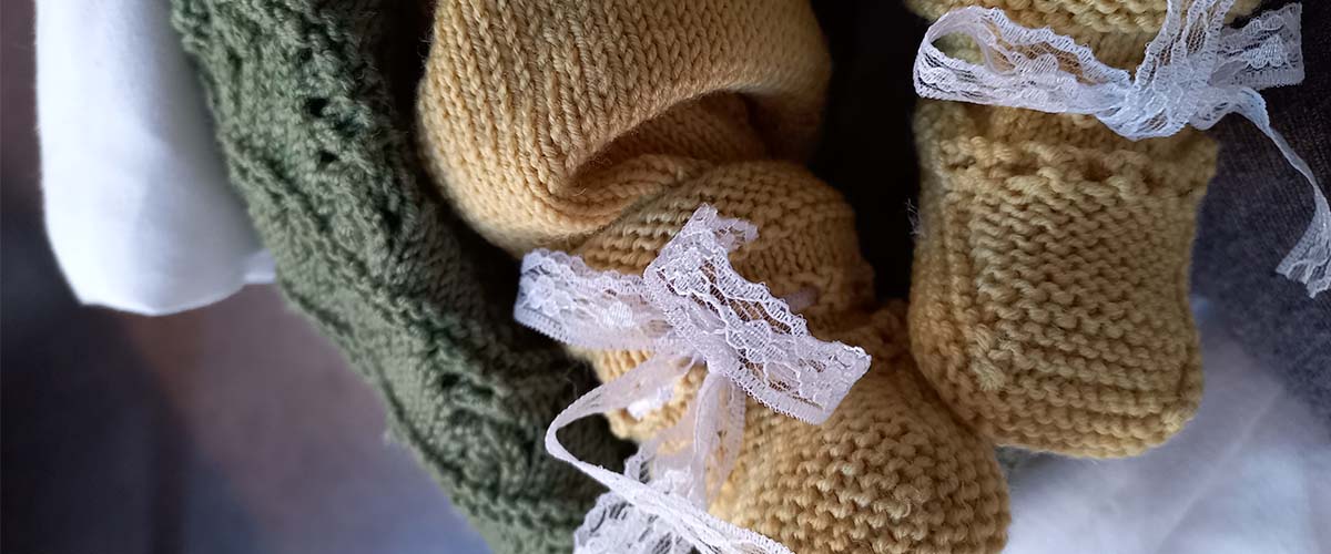 nærbilde av babyføtter med strikkede sokker på. 