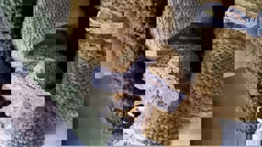 nærbilde av babyføtter med strikkede sokker på.