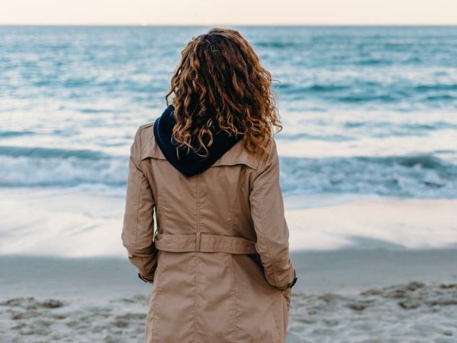 Kvinne som står ved vannet