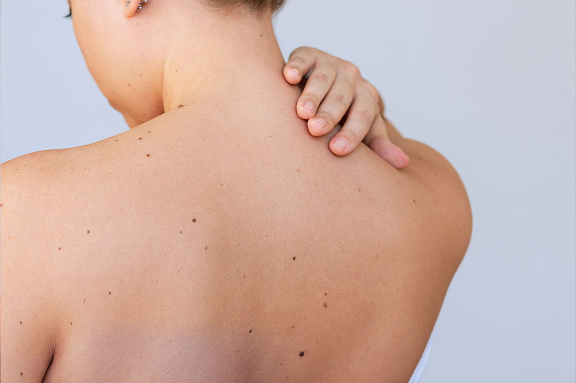 Person står med ryggen til