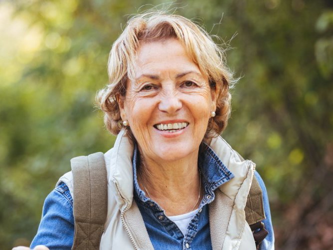 Eldre dame på tur med staver