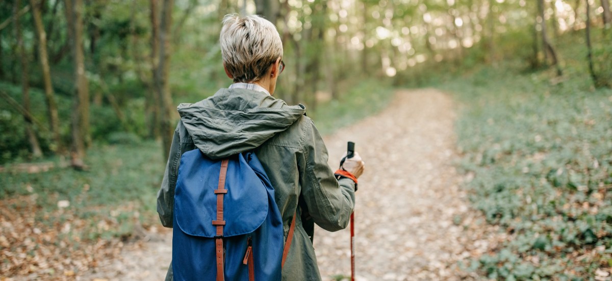 eldre dame med staver. 