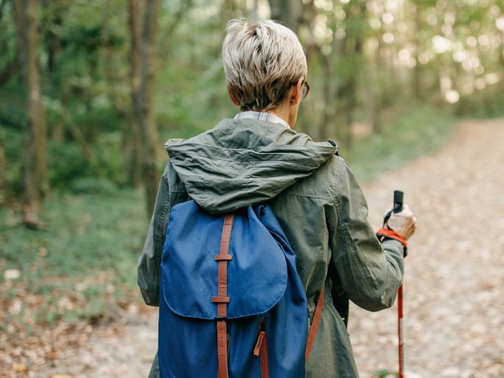 eldre dame med staver.