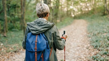 eldre dame med staver.