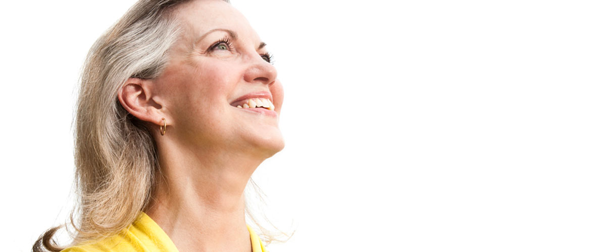 Nærbilde av ansiktet til en kvinne som smiler.