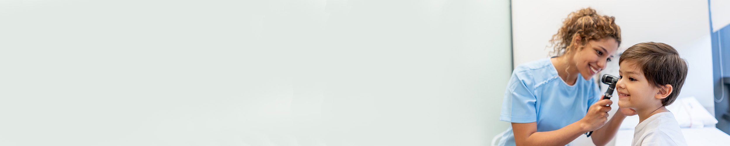 Barn som undersøkes av øre-nese-halsspesialist