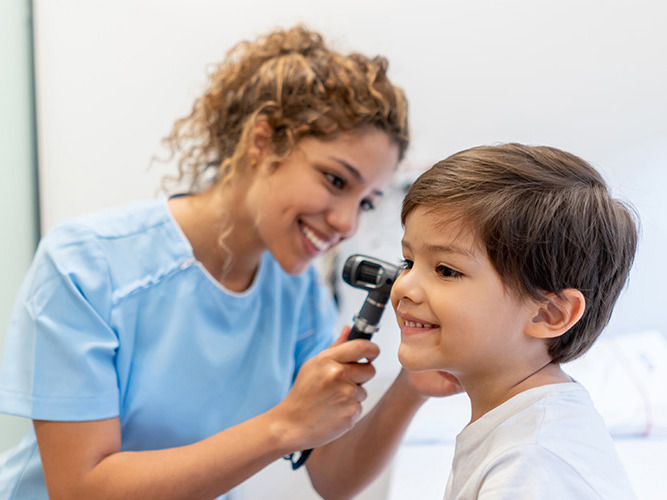 Barn som undersøkes av øre-nese-halsspesialist