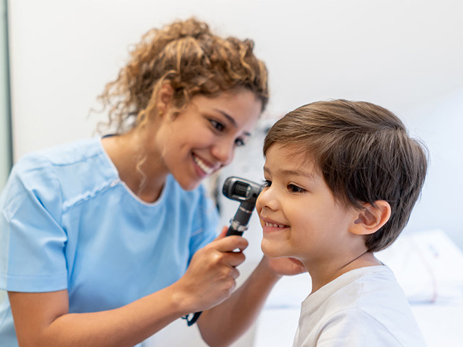 Barn som undersøkes av øre-nese-halsspesialist