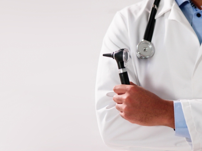 Legefrakk med verktøy i hendene