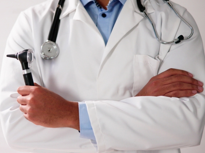 Legefrakk med verktøy i hendene