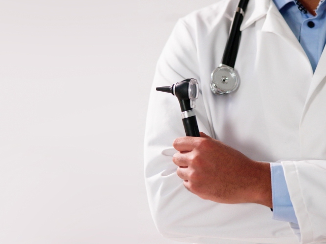 Legefrakk med verktøy i hendene