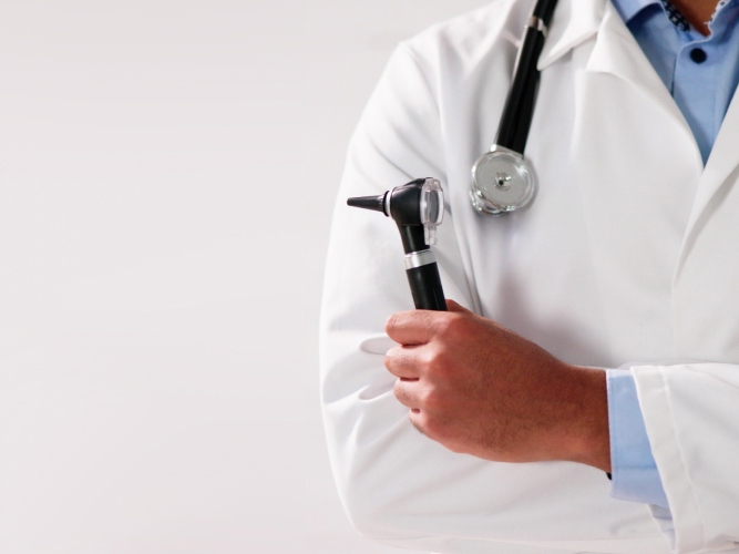 Legefrakk med verktøy i hendene