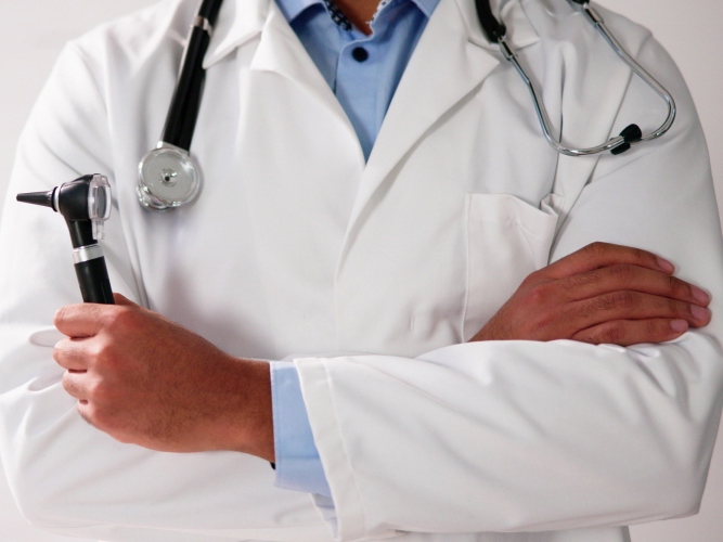 Legefrakk med verktøy i hendene