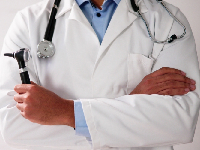 Legefrakk med verktøy i hendene