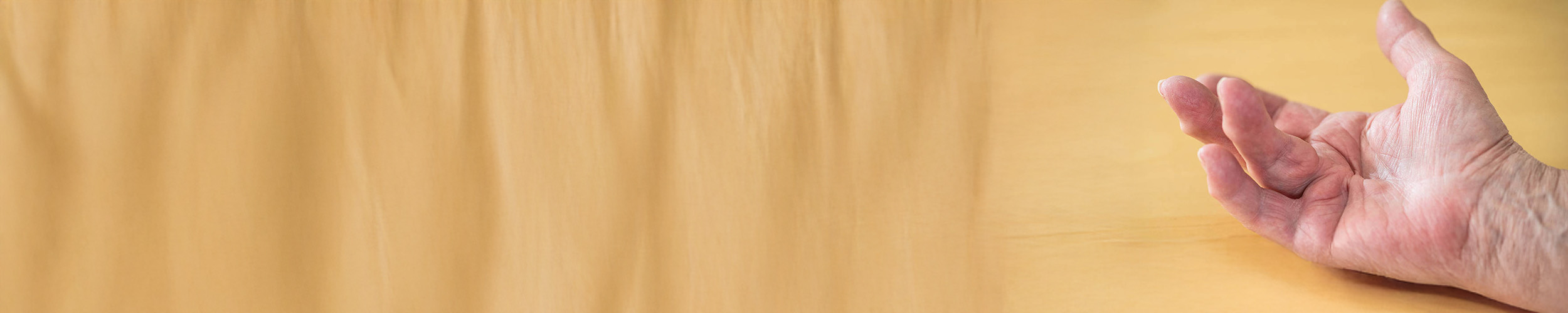 Krokete finger/dupuytrens på gul bakgrunn