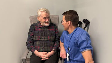 Per og kirurg Jørgen Jebens Nordskar. kneprotese.