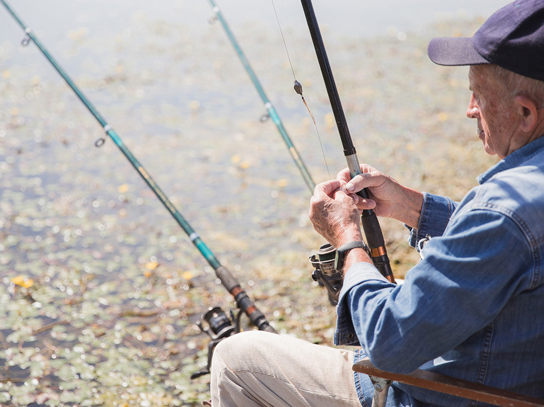 Eldre mann på fisketur