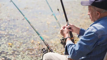 Eldre mann på fisketur