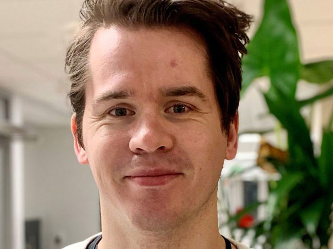 Nærbilde av ung mann som smiler etter laseroperasjon.