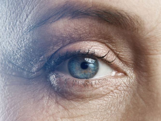 Nærbilde av et øye hos optiker | Aleris