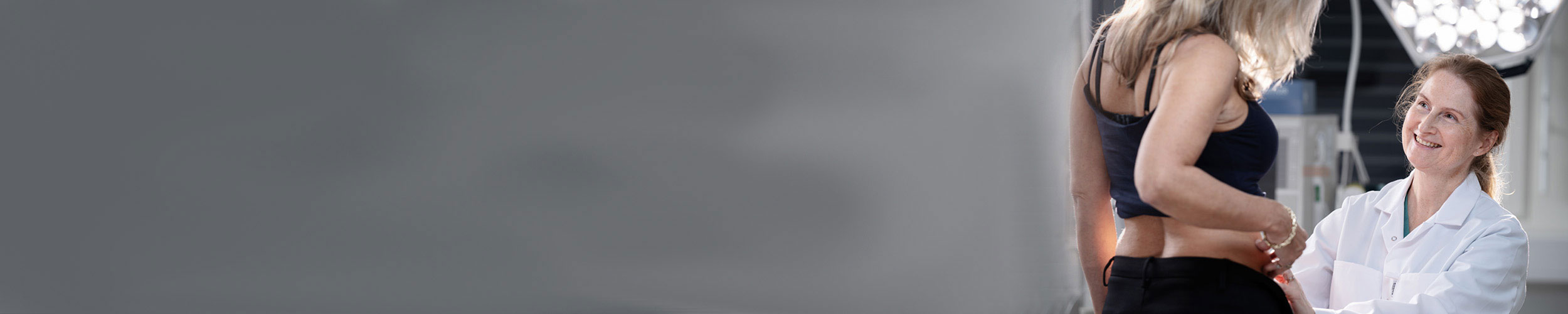 Plastikkirurg har konsultasjon med pasient