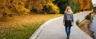 Kvinne går på en sti