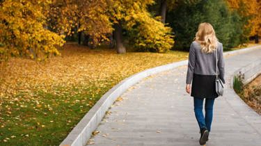 Kvinne går på en sti