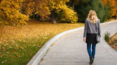 Kvinne går på en sti