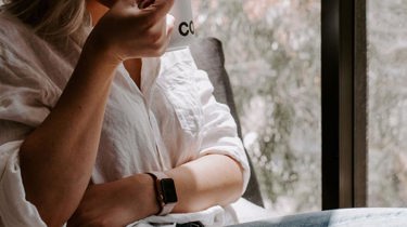 Kvinne som sitter i en stol