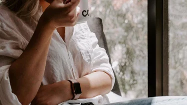 Kvinne som sitter i en stol