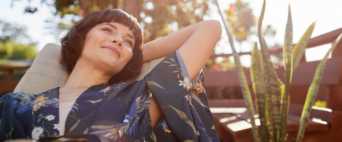 Dame med kort mørkt hår