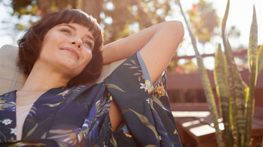 Dame med kort mørkt hår