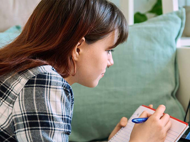 Student skriver notater