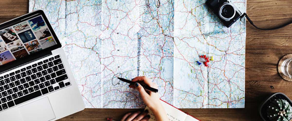 et stort kart liggende utbrettet på et bord. foto. 