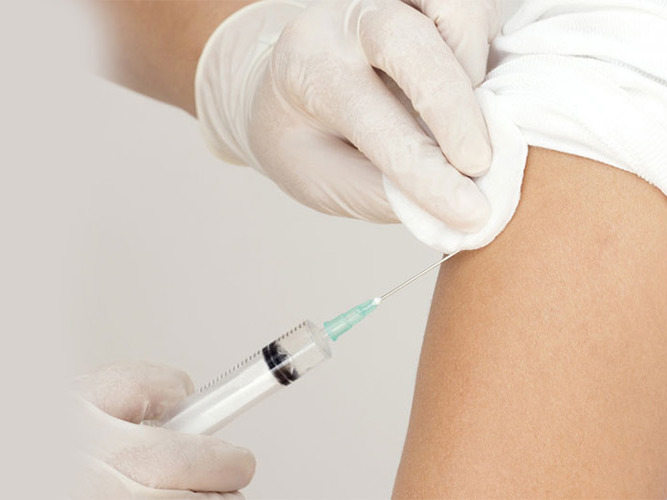 person får et sprøytestikk i armen. foto.