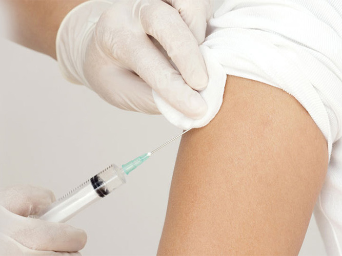 person får et sprøytestikk i armen. foto.