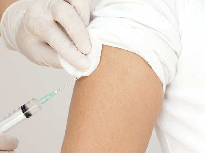 person får et sprøytestikk i armen. foto.